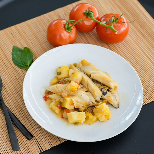 Caballa al horno con guarnición de patatas y pimientos