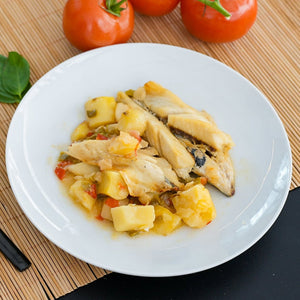 Caballa al horno con guarnición de patatas y pimientos