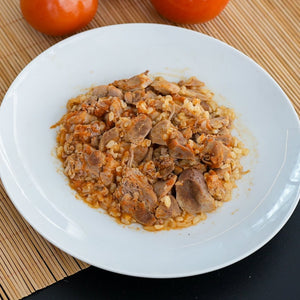 Pavo en salsa de tomate casera con arroz integral