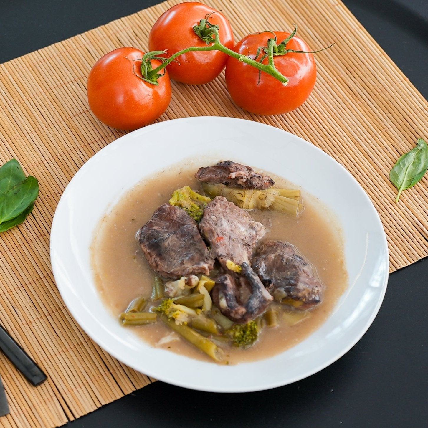 Carrilleras tiernas con verduras de la huerta